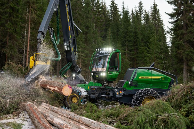 Спецтехника John Deere в лесу